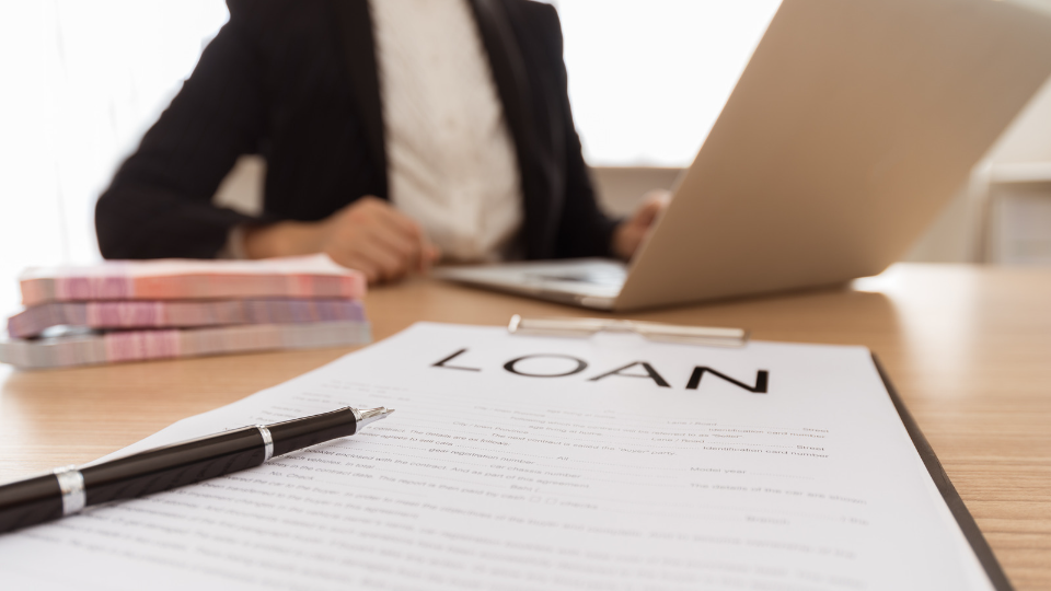 court agent assessing unpaid loan